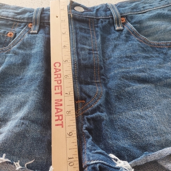 Levi’s Womens 501 Size 30 Cut Off Denim Jean Shorts Button Fly Cotton Distressed - Picture 11 of 12